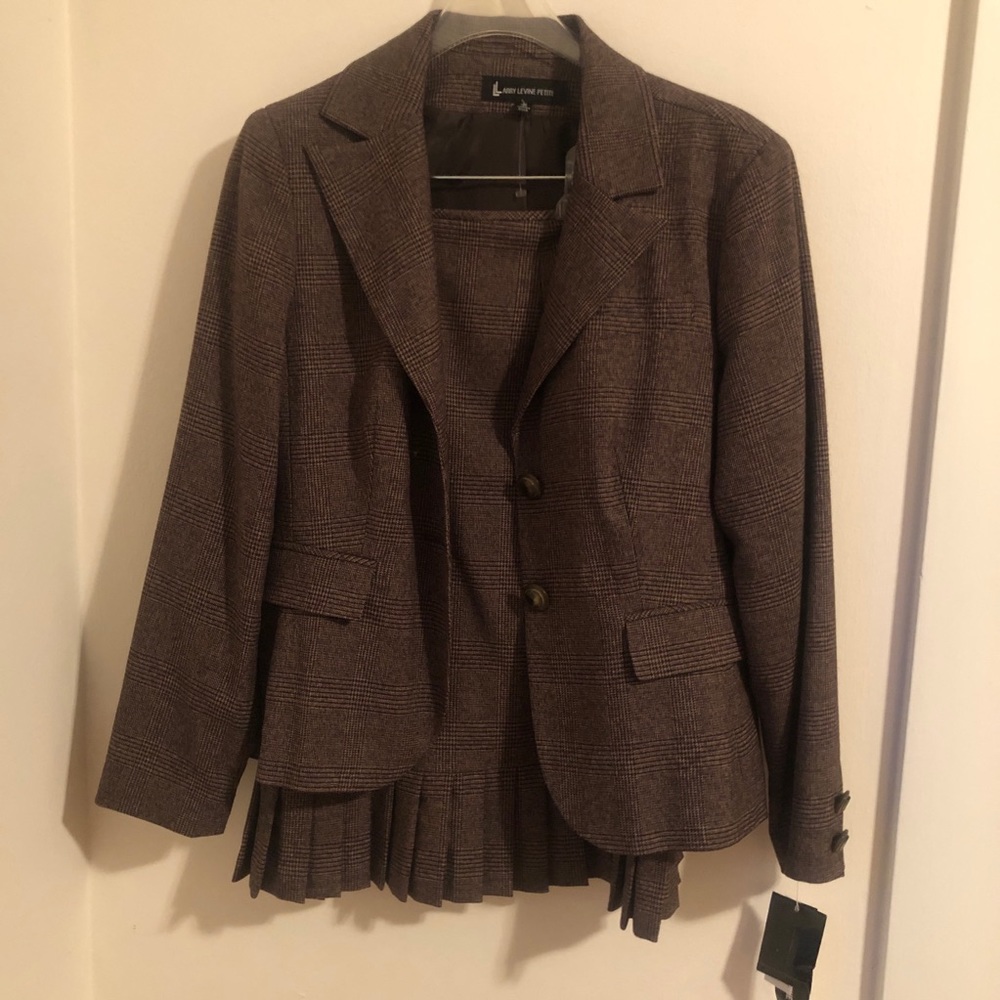 Larry Levine Brown Tailored Blazer with Notched Lapel